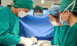 Bé gái thủng dạ dày, tắc ruột vì ăn mọi thứ trong tầm tay