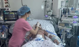 Bé trai nguy kịch vì bệnh truyền nhiễm nguy hiểm