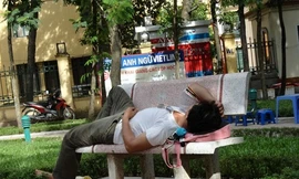 Tâm sự với bạn gái, ngủ ghế đá, mất ĐTDĐ