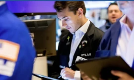 Nhà đầu tư trên sàn chứng khoán New York ngày 23/8. (Ảnh: NYSE)