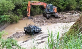 Chiếc xe chở 4 du khách Hàn Quốc bị lũ cuốn trôi