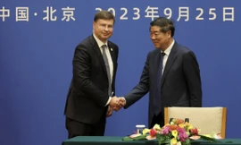 Quan chức phụ trách thương mại EU Valdis Dombrovskis và Phó Thủ tướng Trung Quốc Hà Lập Phong trong cuộc gặp tại Bắc Kinh. (Ảnh: Reuters)