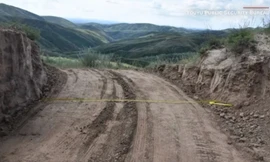 Một đoạn thuộc Vạn lý Trường thành ở tỉnh Sơn Tây bị ủi trái phép để làm lối đi. (Ảnh: CNN)