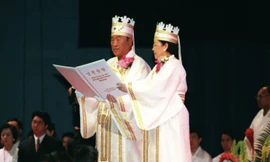 Giáo chủ Nhà thờ Thống nhất Sun Myung Moon và vợ tại buổi lễ ở New York năm 1998.