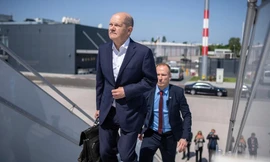 Thủ tướng Đức Olaf Scholz và một vệ sĩ phía sau. (Ảnh: AP)