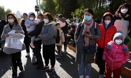 Người dân xếp hàng trước một bệnh viện nhi ở Bắc Kinh ngày 24/11. (Ảnh: Reuters)