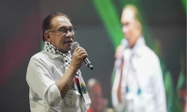 Thủ tướng Malaysia phát biểu tại sự kiện tập trung để ủng hộ người Palestine. (Ảnh: AP)