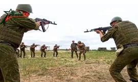 Binh lính Belarus tham gia bài huấn luyện với Wagner ngày 14/7. (Ảnh: AP)