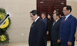 Thủ tướng Phạm Minh Chính dẫn đoàn viếng nguyên Thủ tướng Trung Quốc Lý Khắc Cường tại Đại sứ quán Trung Quốc ngày 1/11. (Ảnh: Chinhphu.vn)