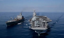 Tàu sân bay Mỹ USS Gerald R. Ford cùng tàu USNS Laramie trên vùng biển phía đông Địa Trung Hải. (Ảnh: US Navy)