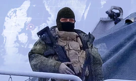 Một lính hải quân đứng trên tàu Đô đốc Vladimirsky trong thước phim do đài truyền hình Na Uy quay