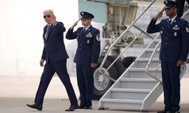 Tổng thống Mỹ Joe Biden đến sân bay quốc tế O'Hare ở Chicago ngày 28/6. (Ảnh: AP)