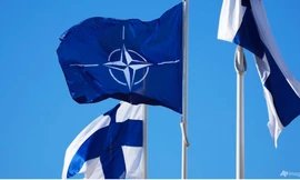 Quốc kỳ của Phần Lan và cờ của NATO trước trụ sở Bộ Nội vụ Phần Lan ở Helsinki ngày 4/4. (Ảnh: AP)