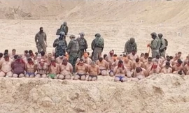 Hình ảnh vài chục người đàn ông bị cởi đồ, bịt mắt và quỳ gối ở Dải Gaza. (Ảnh: CNN)
