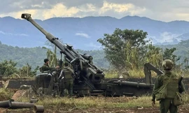 Thành viên của 1 trong 3 lực lượng nổi dậy ở Myanmar đang kiểm tra vũ khí. (Ảnh: AP)