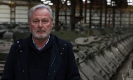 Freddy Versluys đứng trong kho xe tăng của mình ở miền đông nước Bỉ. (Ảnh: Reuters)