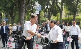 Hai Thủ tướng Việt Nam - Hà Lan cùng đạp xe dạo phố Hà Nội