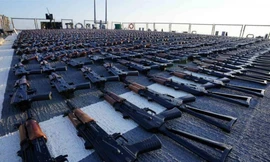 Hải quân Mỹ tịch thu hàng ngàn khẩu súng trường buôn lậu qua Vịnh Oman