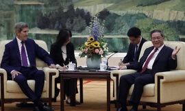 Đặc phái viên khí hậu Mỹ John Kerry (trái) trong cuộc gặp Thủ tướng Trung Quốc Lý Cường tại Bắc Kinh. (Ảnh: AP)