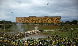 Người biểu tình vây kín khu vực trước trụ sở Quốc hội Brazil ngày 8/1. (Ảnh: Reuters)