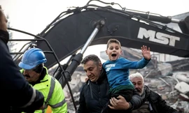 Đội cứu hộ cứu được một em bé ở Hatay ngày 8/2. (Ảnh: Getty)