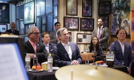 Bộ trưởng Ngoại giao Mỹ Antony Blinken ngồi bên Đại sứ Phạm Quang Vinh trong quán Jazz bar trên phố Tràng Tiền. (Ảnh: Như Ý)