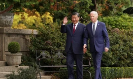Lãnh đạo Mỹ - Trung đi dạo cùng nhau trong dịp gặp ở Francisco. (Ảnh: Reuters)