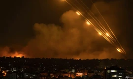 Nã rốc-két từ hướng Gaza về phía Israel ngày 8/10. (Ảnh: AP)