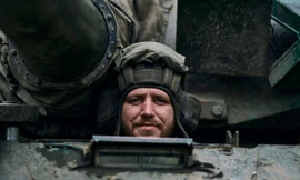 Cuộc xung đột ở Ukraine là nguyên nhân chính khiến chi tiêu quân sự toàn cầu tăng mạnh trong năm 2022. (Ảnh: AP)