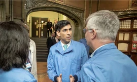 Ông Rishi Sunak thăm một phòng thí nghiệm bệnh lý vào tháng 3/2020. (Ảnh: Reuters)