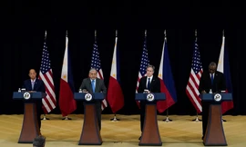 Các quan chức ngoại giao, quốc phòng Mỹ - Philippines tại cuộc họp báo ở Washington ngày 11/4. (Ảnh: Reuters)