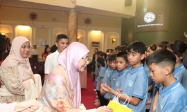 Phu nhân Thủ tướng Phạm Minh Chính cùng Phu nhân Thủ tướng Malaysia xem múa rối nước