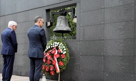 Ngoại trưởng Đức Heiko Maas và người đồng cấp Ba Lan Jacek Czaputowicz thăm bức tường tưởng niệm các nạn nhân của cuộc nổi dậy Warsaw năm 2019. (Ảnh: Reuters)