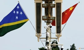 Quốc kỳ Solomon và Trung Quốc treo ở Bắc Kinh ngày 11/7. (Ảnh: Reuters)