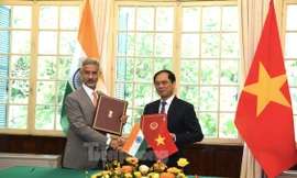 Bộ trưởng Ngoại giao Bùi Thanh Sơn và người đồng cấp Ấn Độ S. Jaishankar ký Biên bản Thoả thuận của kỳ họp. (Ảnh: Như Ý)