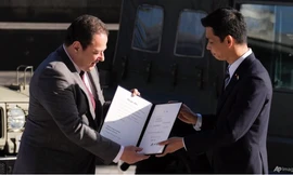 Lễ trao tặng các xe quân sự của Nhật Bản cho Ukraine. (Ảnh: AP)