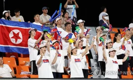 Những người ủng hộ Triều Tiên cổ vũ trong trận đấu bóng đá nam giữa Kyrgyzstan và Triều Tiên tại Đại hội thể thao châu Á tại sân vận động Kim Hoa, Trung Quốc, ngày 21/9. (Ảnh: Yonhap)
