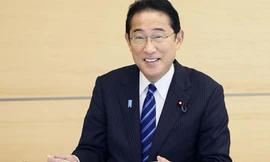 Thủ tướng Nhật Bản Fumio Kishida dùng bữa với hải sản từ Fukushima. (Ảnh: Reuters)