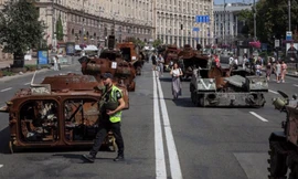 Các phương tiện quân sự của Nga được xếp hàng trên đường phố Kiev. (Ảnh: Reuters)