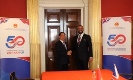 Bộ trưởng Ngoại giao Bùi Thanh Sơn trong cuộc gặp Ngoại trưởng Anh James Cleverly ngày 5/5. (Ảnh: Mofa)