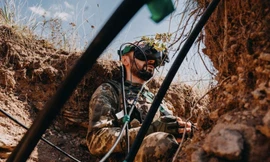 Một lính Ukraine điều khiển FPV trên chiến trường Donetsk. (Ảnh: Getty)