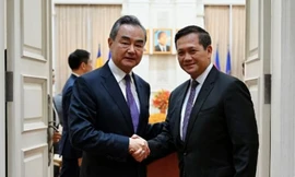 Thủ tướng kế nhiệm Campuchia (phải) và Ngoại trưởng Trung Quốc Vương Nghị trong cuộc gặp ngày 13/8. (Ảnh: Khmer Times)