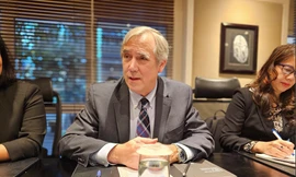 Thượng nghị sĩ Jeff Merkley trong cuộc gặp báo chí chiều 8/4. (Ảnh: TĐ)