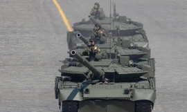 Một chiếc xe tăng T-72B3 của Nga tham gia cuộc diễn tập duyệt binh năm 2020. (Ảnh: Getty)