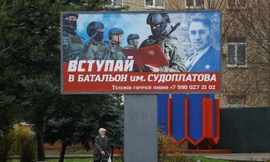 Tấm bảng khuyến khích gia nhập một tiểu đoàn quân đội Nga ở Melitopol ngày 27/11/2022. (Ảnh: Reuters)