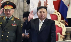 Bộ trưởng Quốc phòng Nga Sergei Shoigu (trái) đứng cạnh Chủ tịch Triều Tiên Kim Jong Un trong lễ duyệt binh ngày 27/7. (Ảnh: AP)