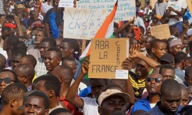 Người biểu tình tụ tập ở thủ đô Niamey của Niger để ủng hộ lực lượng đảo chính ngày 30/7. (Ảnh: Reuters)