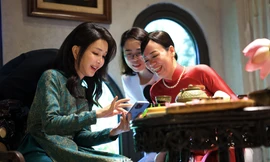 Phu nhân Chủ tịch nước cùng Phu nhân Tổng thống Hàn Quốc thưởng trà, xem trình diễn áo dài