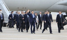 Ông Mã Anh Cửu vẫy tay khi đến sân bay Thượng Hải ngày 27/3