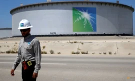 Một nhân viên của tập đoàn dầu mỏ Aramco đi gần một thùng chứa nhiên liệu. (Ảnh: Reuters)